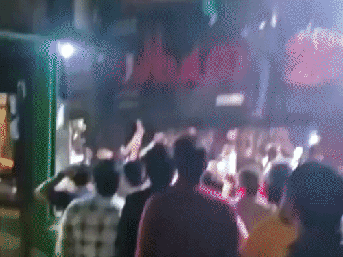 दिल्ली के रेस्टोरेंट में आग, खिड़की से कूदकर जान बचाई:लोगों ने बच्चों को पहली मंजिल से नीचे फेंका, सभी सुरक्षित; VIDEO