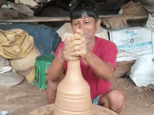अर्नब तूफान से फीकी होगी कुम्हारों की दिवाली!:बारिश के अलर्ट ने बढ़ाई की चिंता, बोले- दीए कैसे सूखेंगे, कैसे बिकेंगे