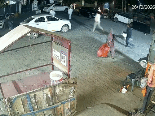ब्रेकिंग न्यूज़:पानीपत में म्यूचुअल फंड इन्वेस्टर से ₹5 लाख की लूट,VIDEO10 बदमाशों ने भरे बाजार की वारदात, दूसरी पॉलिथीन में रखे ₹3 लाख बचे