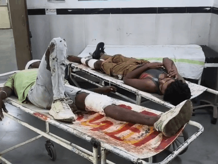 छतरपुर में ट्रैक्टर ने बाइक को मारी टक्कर,:2 गंभीर घायल, अस्पताल में भर्ती; ब्रजपुरा-मौराहा फोरलेन पर हुआ हादसा