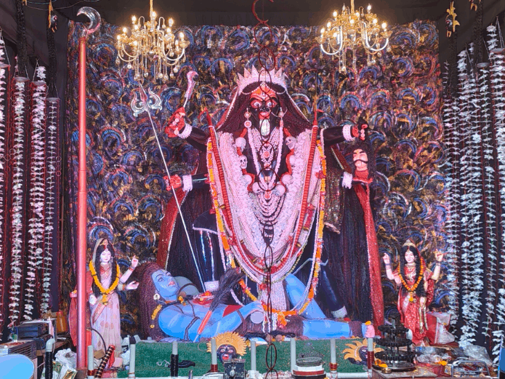जबलपुर में 90 किलो चांदी से सजा मां का दरबार:सिविल लाइन में नाव, पेंटिनाका में 12 ज्योतिर्लिंग और गोरा बाजार में हवा महल झांकी आकर्षक