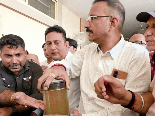 गंदा पानी लेकर जनसुनवाई में पहुंचे पार्श्वनाथ सिटी के रहवासी:उज्जैन में बोले-तीन महीने से दूषित पानी पी रहे, उद्योग रासायनिक अपशिष्ट छोड़ रहे, भागीरथपुरा मत बनाओ