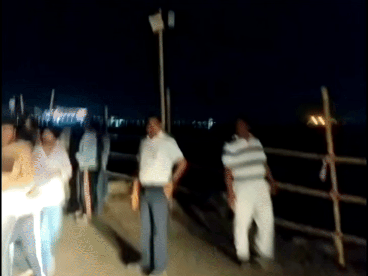 मुरैना में माता विसर्जन स्थल पर अंधेरा:वाहनों की हेडलाइट में हो रहा विसर्जन, एडीएम ने व्यवस्था दिखवाने की बात कही