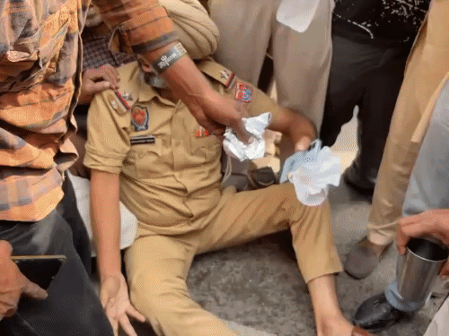 पंजाब पुलिस का ASI नशा करते पकड़ा:मानसा में लोगों ने बीच बाजार घेरा, बोला-मैं ट्रेनिंग पर हूं; डोप टेस्ट पॉजिटिव आया