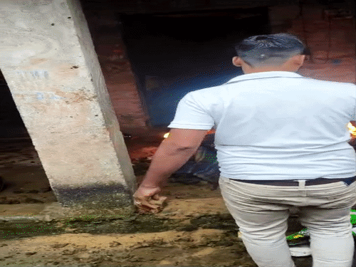 खगड़िया में खाना बनाते समय सिलेंडर में लगी आग:ग्रामीण युवाओं ने पाया काबू ; किसी के हताहत होने की सूचना नहीं