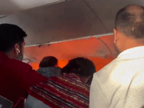 फ्लाइट में पैसेंजर के लगेज में रखा पावर बैंक ब्लास्ट:आग लगने से सामान जला; चेन्नई जा रहे इंडिगो प्लेन की हैदराबाद में इमरजेंसी लैंडिंग