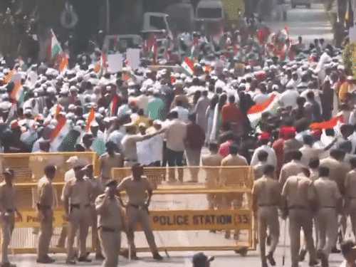 ज्ञानेश कुमार के खिलाफ उद्धव-राज ठाकरे का प्रदर्शन:मुंबई में हजारों की भीड़, राउत बोले- देश में हिटलरशाही नहीं चलेगी