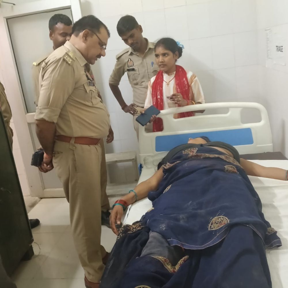 औरैया में खाना बनाते समय गैस सिलिंडर में आग:चार लोग झुलसे, लीकेज से आग लगने की आशंका