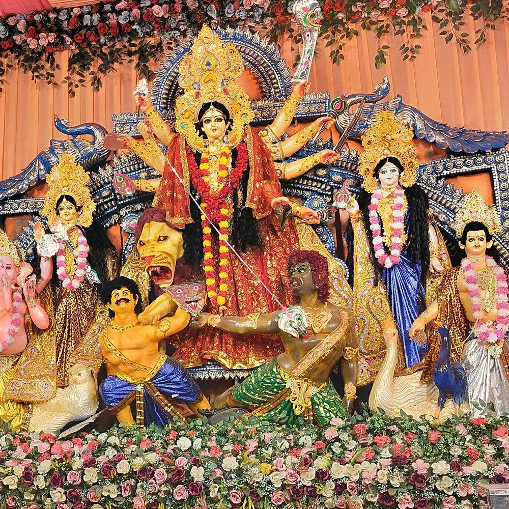 मां-कुष्मांडा के दर्शन को मंदिरों में उमड़ा आस्था का सैलाब:जयकारों से गूंजा अयोध्या, आराधना से साधक के जीवन में आती हैं सकारात्मकता