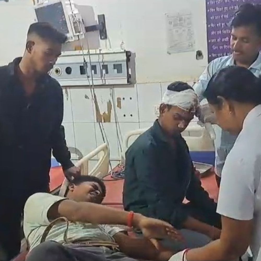 खैरा-सोनो मार्ग पर दो बाइकों की आमने-सामने टक्कर:दो युवक गंभीर रूप से घायल, एक की हालत नाजुक