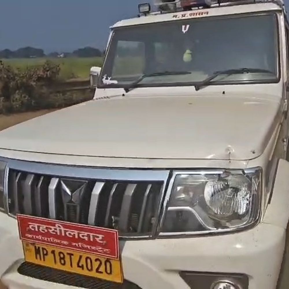नायब तहसीलदार की गाड़ी को ड्राइवर ने टक्कर मारी:रेत भरी ट्रैक्टर-ट्रॉली को रोका था, शहडोल में वाहन मालिक-चालक पर FIR