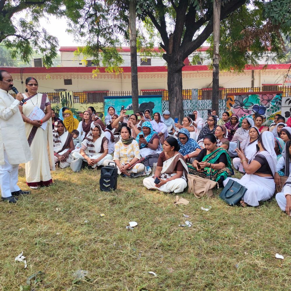 एटा में 21 दिन बाद खत्म हुआ आशाओं का धरना:विधायक ने मिठाई खिलाकर कराया प्रदर्शन समाप्त, डिप्टी सीएम से मिलेंगे