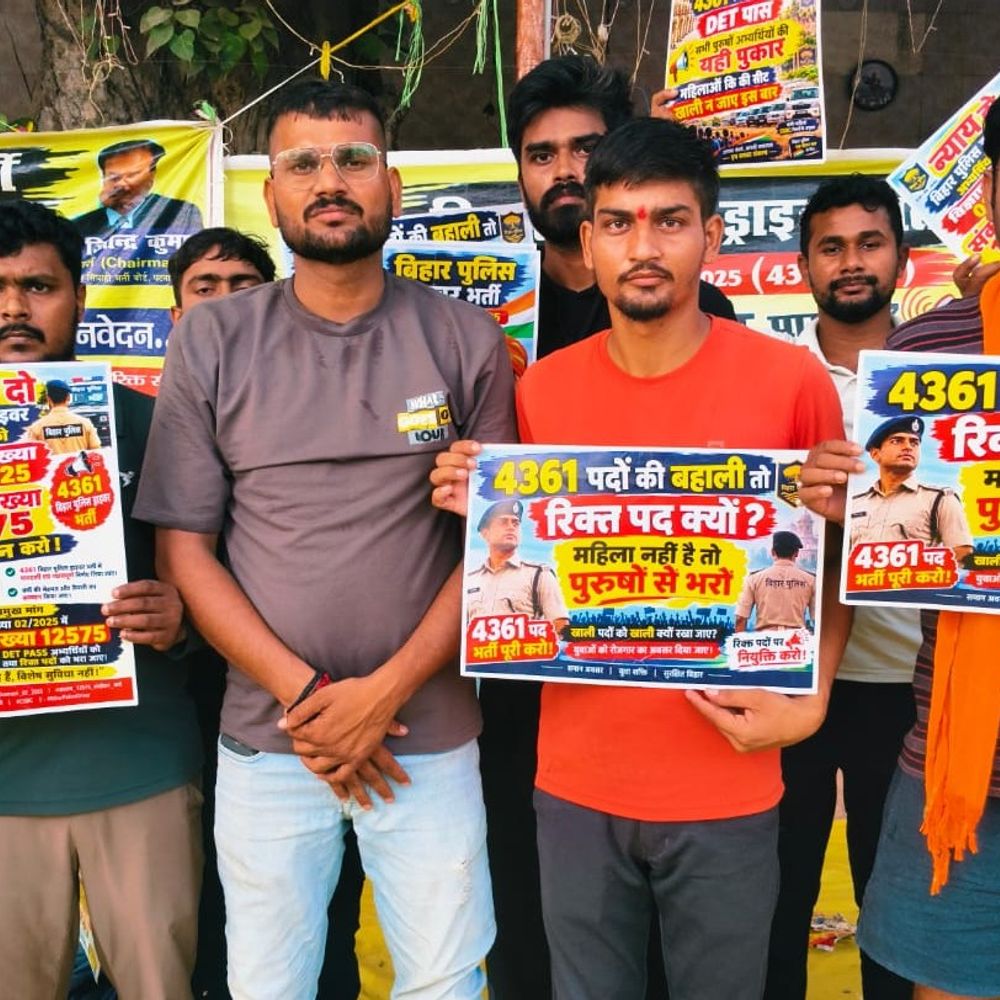 बिहार पुलिस चालक भर्ती के अभ्यर्थी धरने पर:खाली महिला सीटों पर पुरुषों को मौका देने की मांग, बोले – 3 परीक्षाएं पास कीं, फिर भी नियुक्ति नहीं