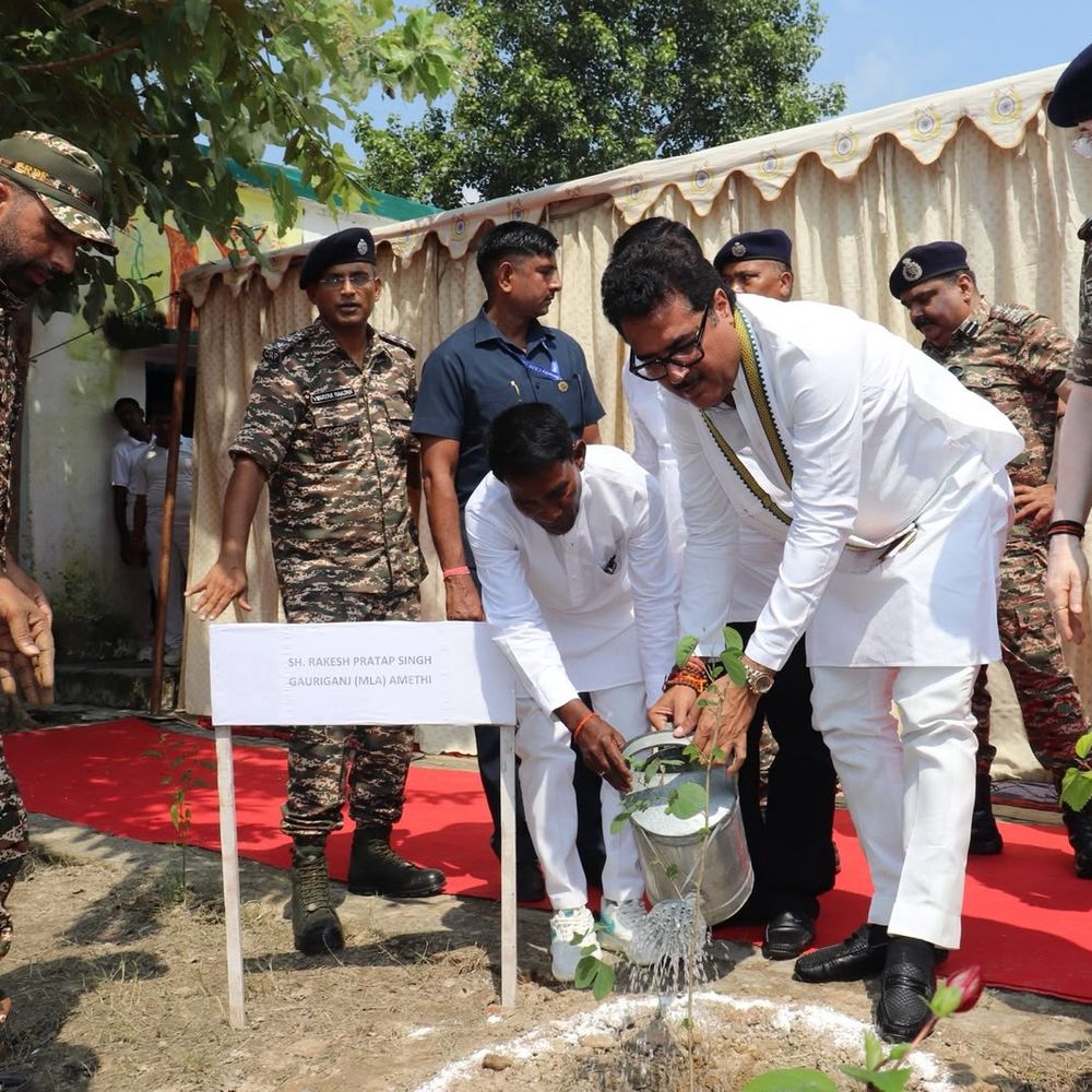 CRPF ने सफाईकर्मियों और मेधावी छात्र को किया सम्मानित:’स्वच्छता ही सेवा’ अभियान के तहत विधायक राकेश प्रताप सिंह ने दिया स्वच्छता का संदेश