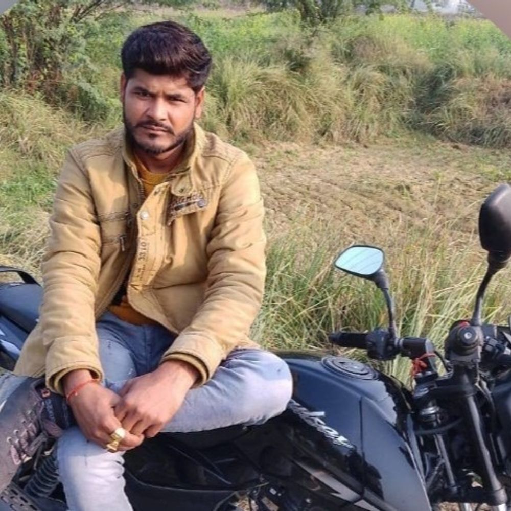 खड़े डंपर में घुसी वैन चालक की मौत:जालौन में सवारियां छोड़कर लौट रहा था युवक, केबिन में फंसे ड्राइवर को पुलिस ने निकाला
