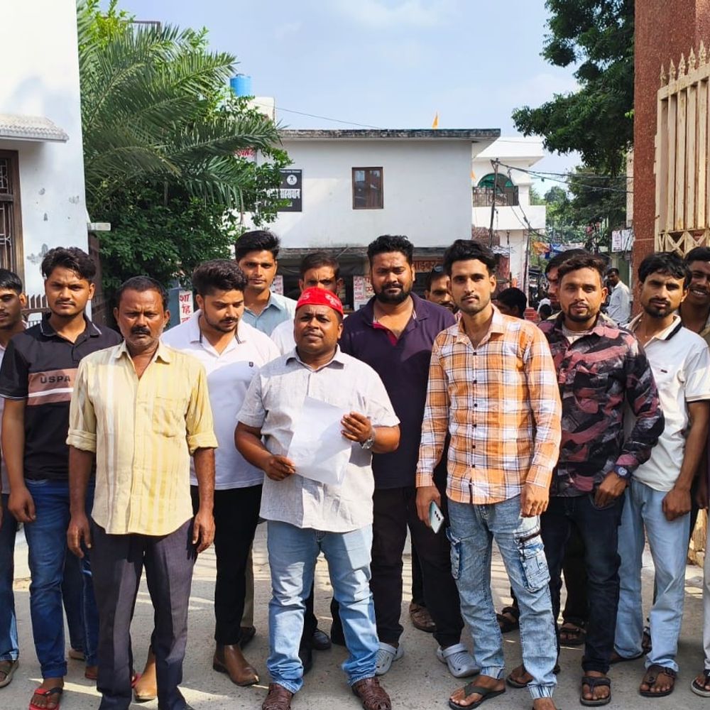 अखिलेश यादव की हिरासत के विरोध में सपा का प्रदर्शन:चुनाव आयुक्त के इस्तीफे की मांग, राष्ट्रपति के नाम SDM को सौंपा ज्ञापन