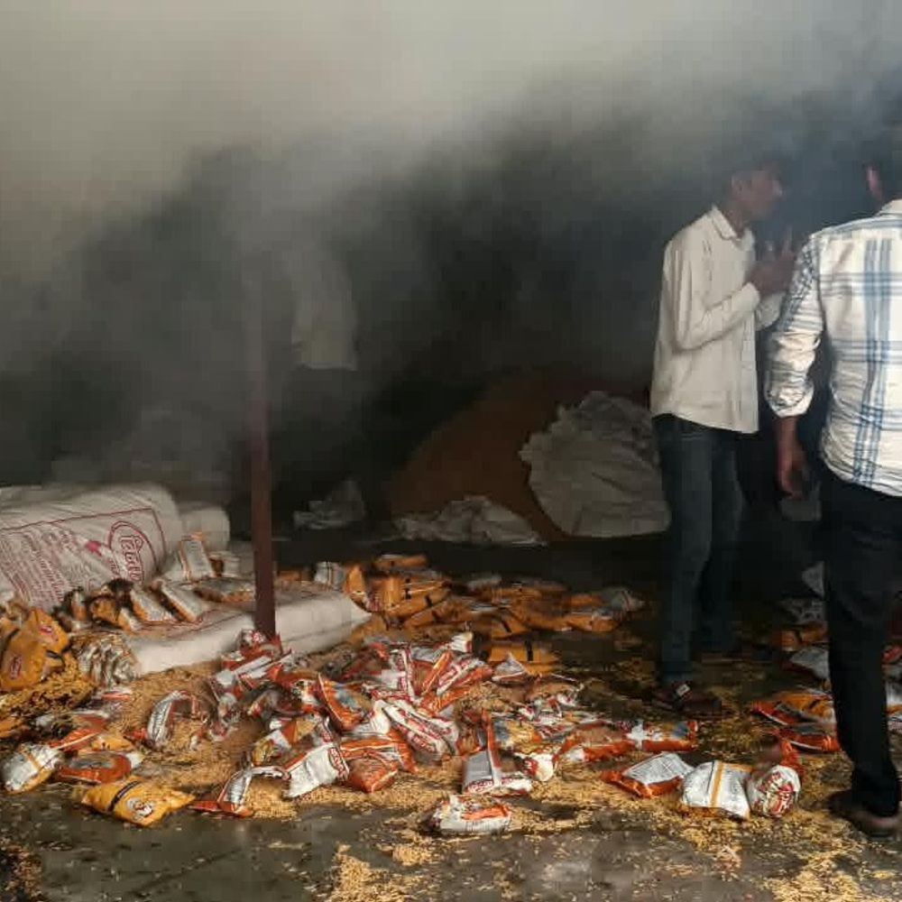 सीहोर के इछावर की नमकीन-मसाला फैक्ट्री में लगी आग:लाखों का सामान जला, 2 घंटे बाद भी फायर ब्रिगेड नहीं पहुंची