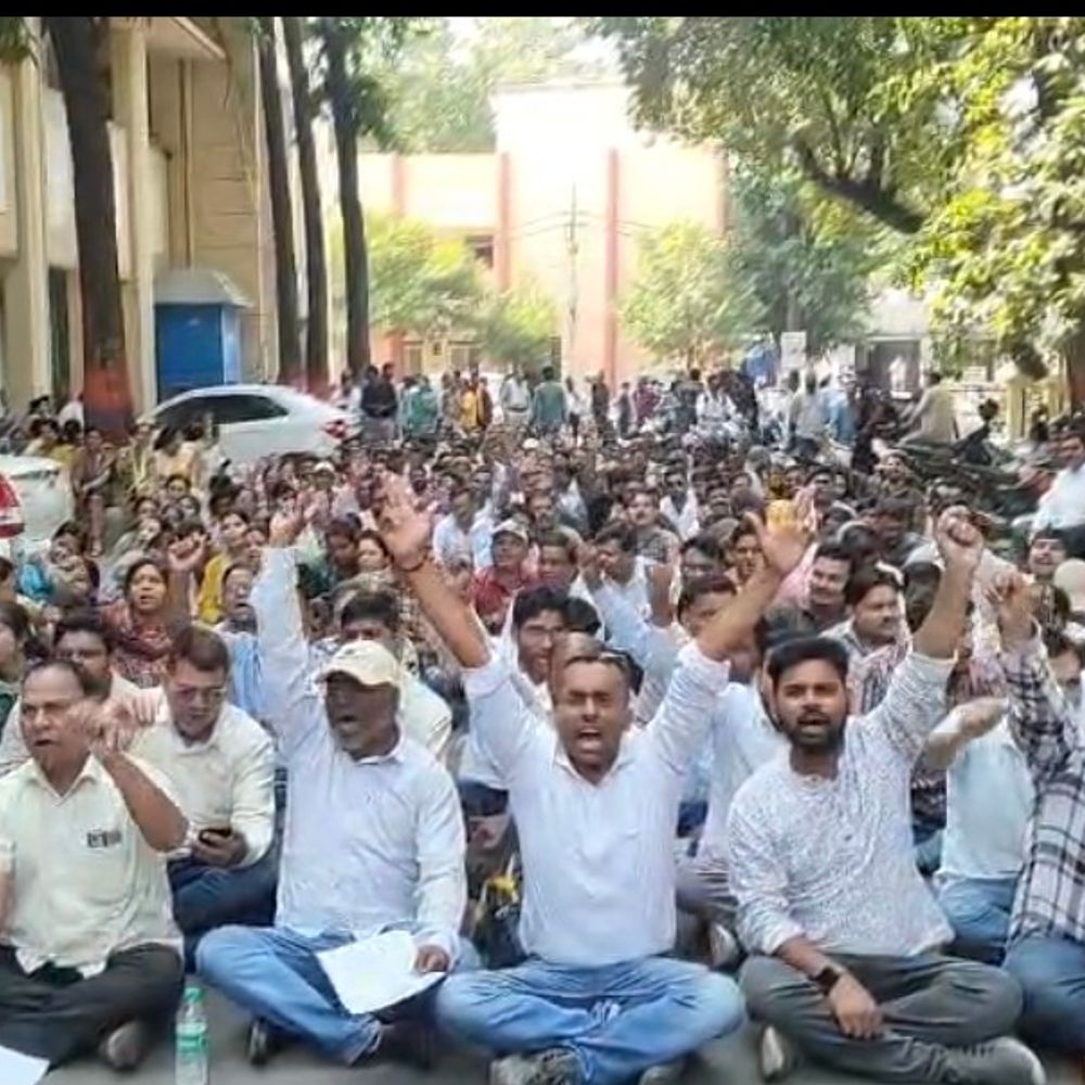 स्वामित्व योजना और निलंबन के विरोध में सड़कों पर उतरे:कलेक्ट्रेट में प्रदर्शन कर ज्ञापन सौंपा, हड़ताल की चेतावनी