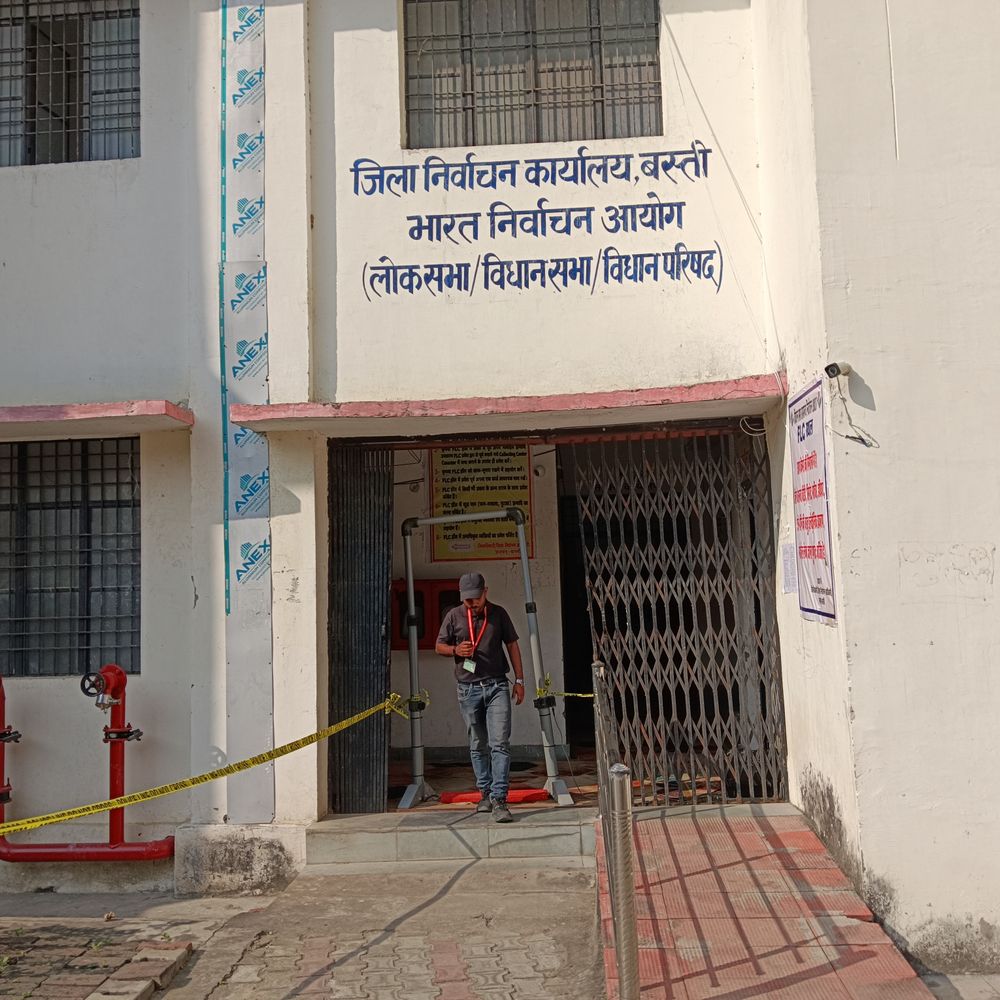 बस्ती में 3300 EVM-VVPAT मशीनों की जांच शुरू:2027 विधानसभा चुनाव के लिए 8 इंजीनियर कर रहे परीक्षण, CCTV से निगरानी