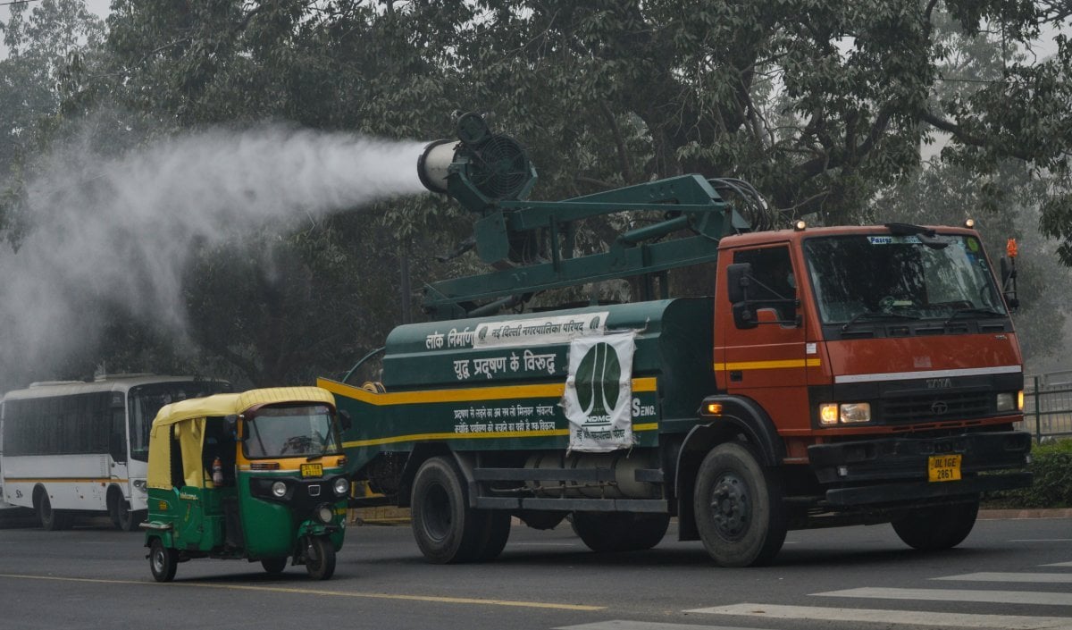 Delhi-NCR में सांसों पर संकट: इंडिया गेट, ITO और AIIMS समेत कई इलाकों में AQI ‘खराब’ श्रेणी में आया, लागू हुआ GRAP-1