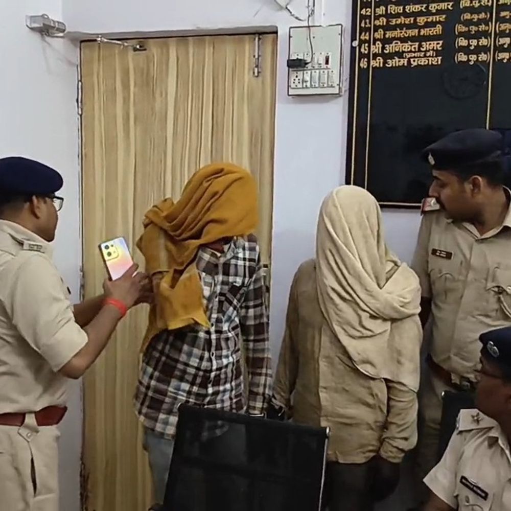कैमूर-78 किलो गांजा के साथ 2 तस्कर अरेस्ट:अंतरराज्यीय गिरोह का खुलासा, बाइक और 46,590 रुपये भी जब्त