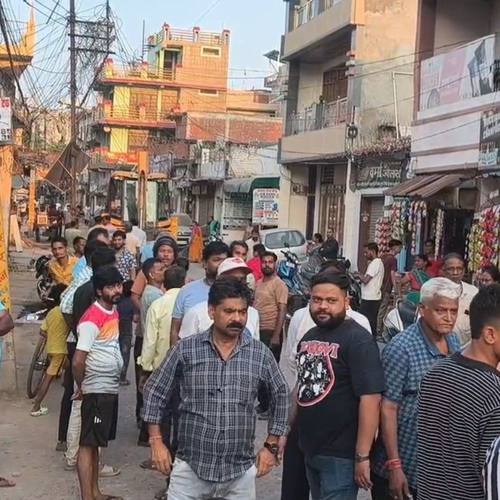 उन्नाव में सड़क चौड़ीकरण के दौरान विवाद:दुकान का हिस्सा गिराया, व्यापारी ने 27 फीट स्लैब गिरने पर निर्माण की मांग