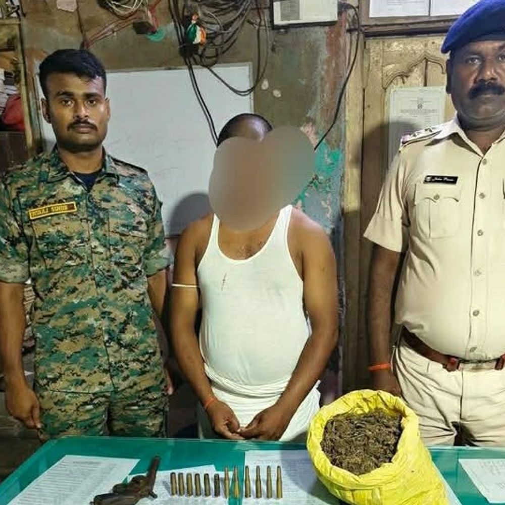 खुसरूपुर में गांजा, हथियार, शराब के साथ दो गिरफ्तार:पुलिस ने अलग-अलग मामलों में 40 लीटर देसी शराब भी पकड़ी