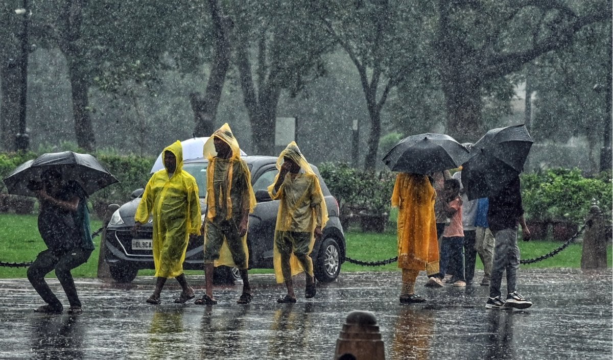 Tamil Nadu Heavy Rainfall Alert | तमिलनाडु में कुदरत का कहर! IMD ने 6 जिलों के लिए ‘ऑरेंज अलर्ट’ जारी किया, चेन्नई समेत पूरे राज्य में भारी बारिश की चेतावनी