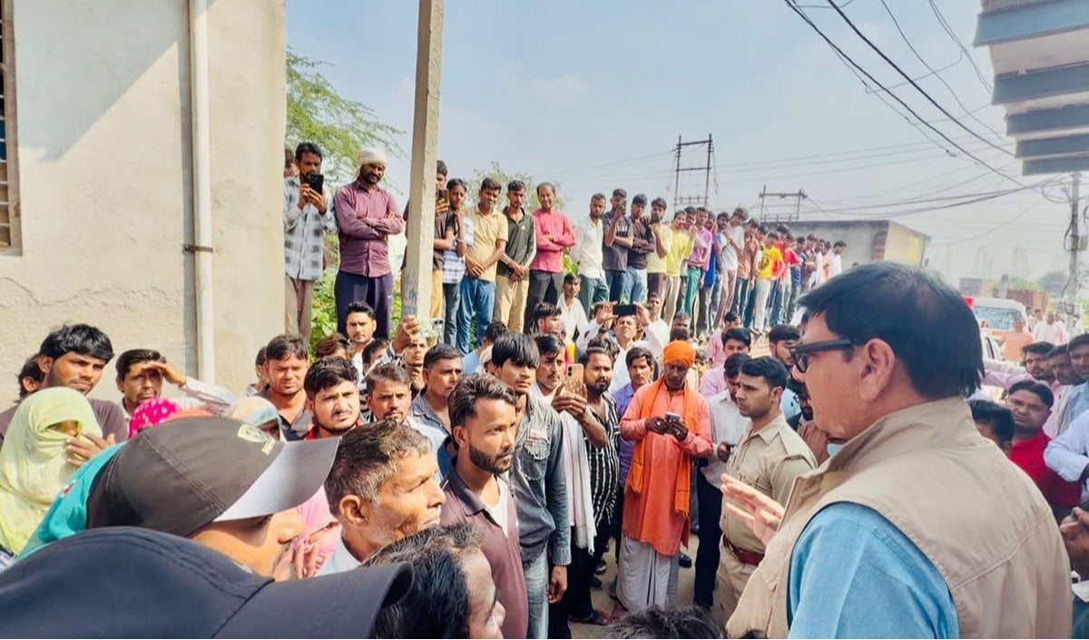 “जेवर विधानसभा के नगला पदम में एक ही परिवार के पाँच सदस्यों की दुःखद मृत्यु, विधायक धीरेन्द्र सिंह ने घटनास्थल का किया दौरा, मुख्यमंत्री कार्यालय को दी घटना की जानकारी”