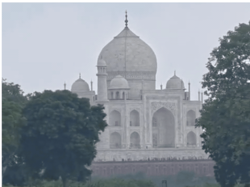 आगरा में सुबह से छाये बादल, बूंदाबांदी की संभावना:15 किमी की रफ्तार से चल रही हवा, तड़के हल्की सर्दी का अहसास