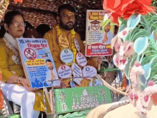 आगरा में तांगा और ई-रिक्शा से नामांकन करने पहुंचे प्रत्याशी:सपा सहित कई दिग्गजों ने भरा पर्चा, प्रत्याशी ने मांग पत्र की पहनी माला