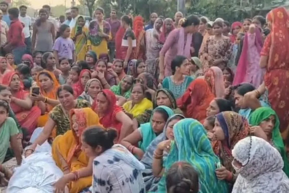 Gonda News: लाइनमैन की मौत के बाद सड़क पर शव रखकर प्रदर्शन, 50 लाख मुआवजा और पत्नी को नौकरी की मांग