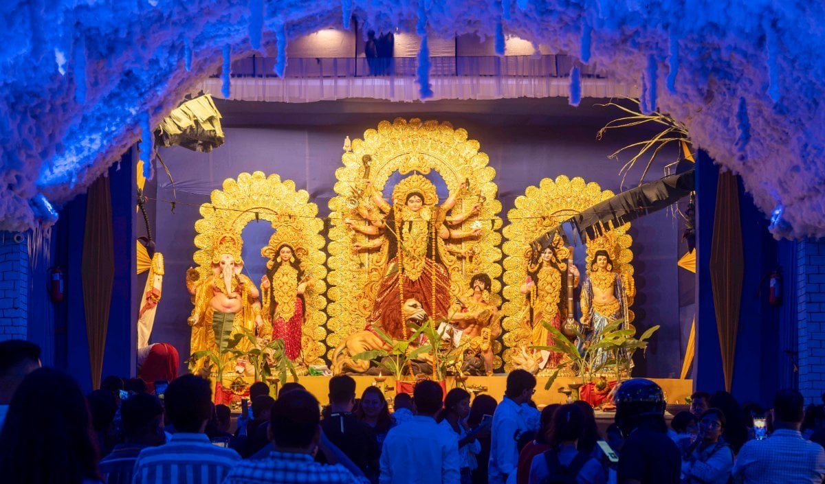 West Bengal Durga Puja | पश्चिम बंगाल में श्रद्धा और भक्ति के साथ मनाई गई महाष्टमी! बेलूर मठ से लेकर कूचबिहार के बोरो देवी मंदिर तक उमड़ा जनसैलाब।