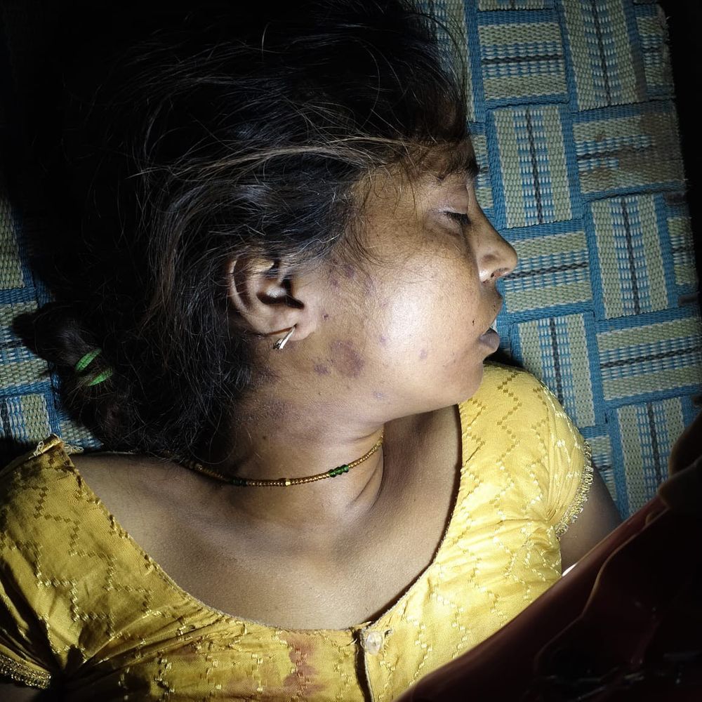 महिला का शव फंदे से लटका मिला:प्रयागराज में मजदूरी करती थी, 15 दिन पहले मऊंगज आई थी