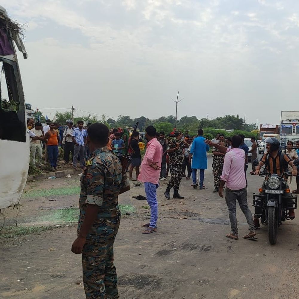 मधुबनी में तेज रफ्तार बस डिवाइडर से टकराकर पलटी:डेढ़ दर्जन से ज्यादा यात्री घायल, चालक-खलासी मौके से फरार