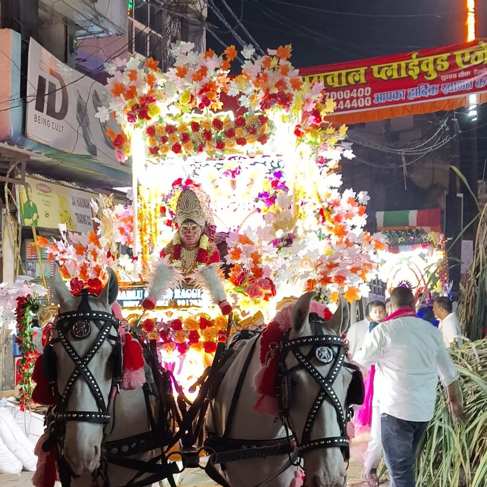 महाराजा अग्रसेन जयंती पर निकली शोभायात्रा:हनुमान धाम से शुरू हुई यात्रा, बैंड-झांकियों और 18 घोड़ों पर राजकुमारों का स्वरूप दिखा