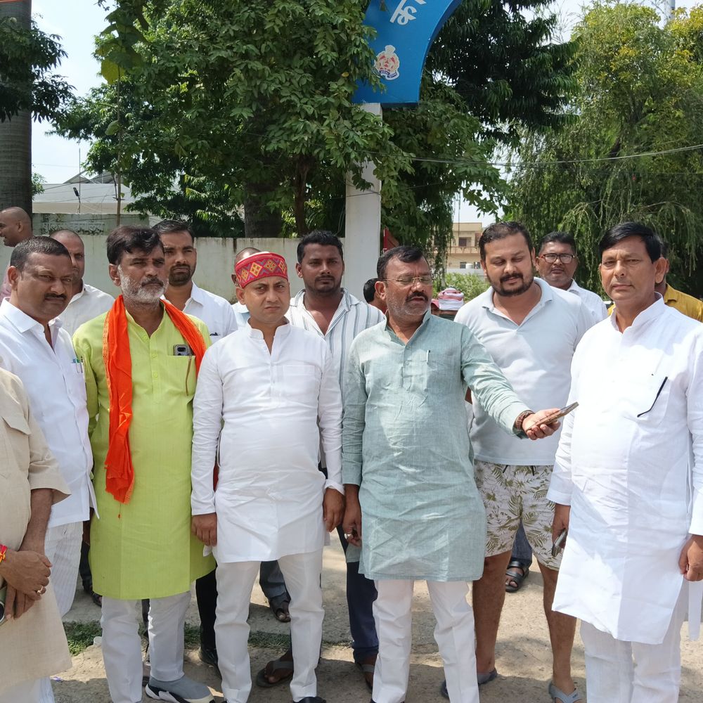 देवरिया में ईओ के अपहरण-मारपीट मामलेमें दोनों पक्षों पर केस:नगर पंचायत अध्यक्ष की शिकायत पर 17, 52 लोगों पर मुकदमा