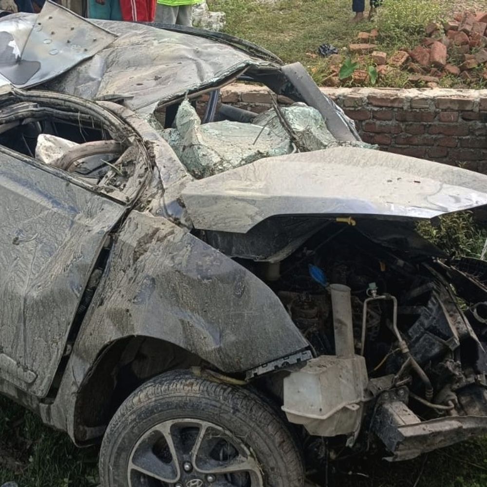किशनगंज में तेज रफ्तार कार बिजली के खंभे से टकराई:कुर्लीकोर्ट थाना के सामने हादसा, 3 गंभीर घायल; लोगों ने पहुंचाया अस्पताल