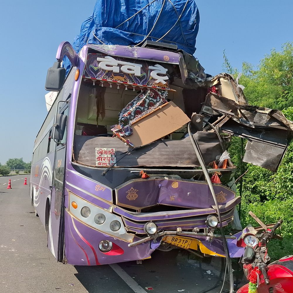 सुपौल में खड़े ट्रक में घुसी बस, खलासी की मौत:36 यात्री घायल, पटना से वीरपुर जा रही थी बस