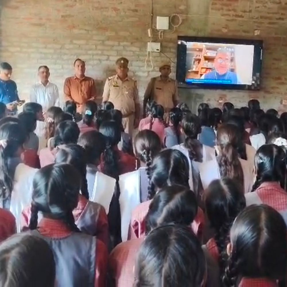 प्रतापगढ़ में साइबर अपराध को लेकर जागरूक किया:पुलिस टीम ने छात्राओं को उनके अधिकारों के बारे में बताया