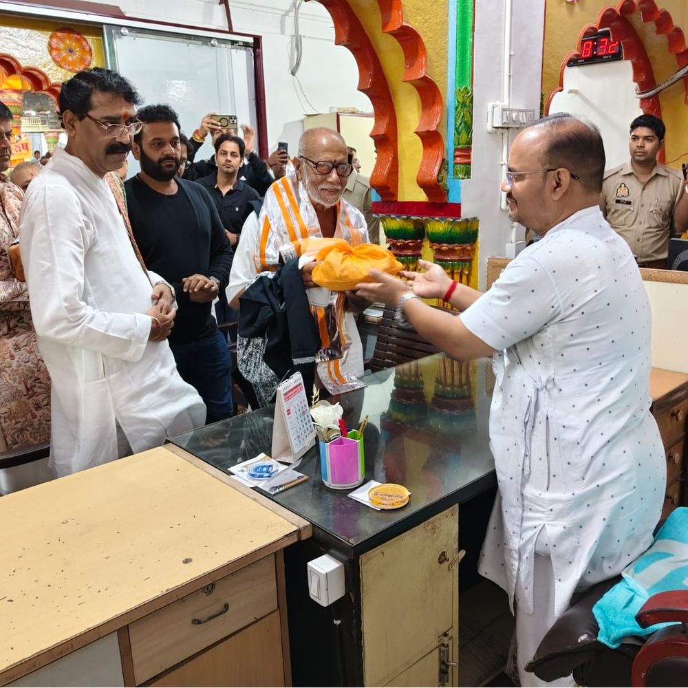 मोरारी बापू ने किए ठाकुर द्वारकाधीश के दर्शन:मंदिर प्रशासन ने किया सम्मानित, दोबारा दर्शन पर जताई खुशी