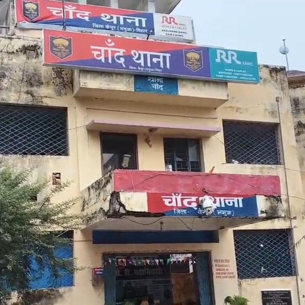कैदी से मिलने आए संदिग्ध के मोबाइल से हुआ खुलासा:कैमूर में छापेमारी कर देसी कट्टा और 2 कारतूस बरामद, 3 आरोपी गिरफ्तार