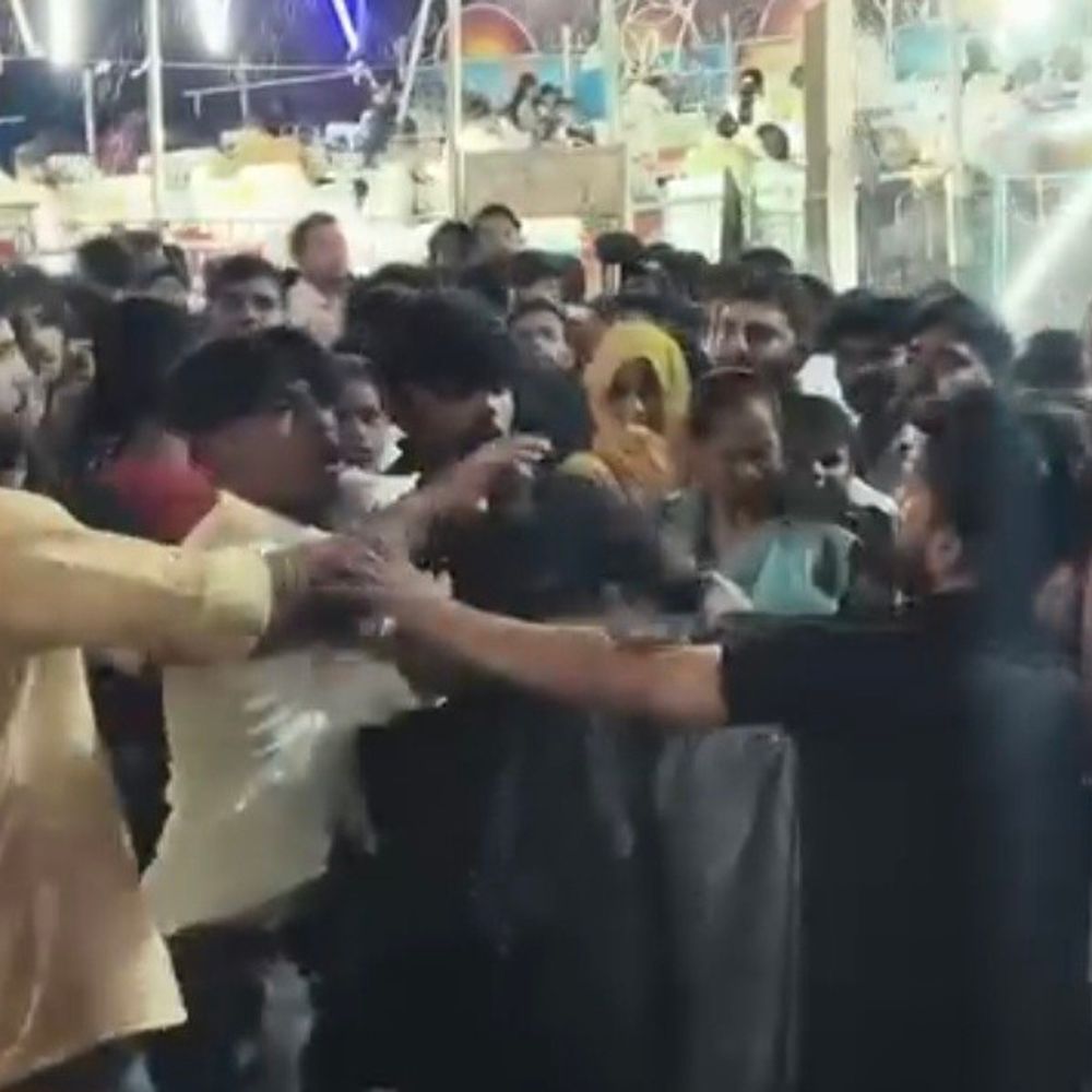गणेश चतुर्थी मेले में दो गुटों में मारपीट, VIDEO:पुलिस ने 2 युवकों को पकड़ा; शांतिभंग की कार्रवाई