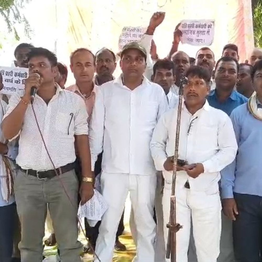 कैमूर-मई-जून का मानदेय नहीं मिला, रात्रि प्रहरियों का धरना:लिच्छवी भवन के सामने प्रोटेस्ट, त्योहारों से पहले स्थायीकरण-भुगतान की मांग
