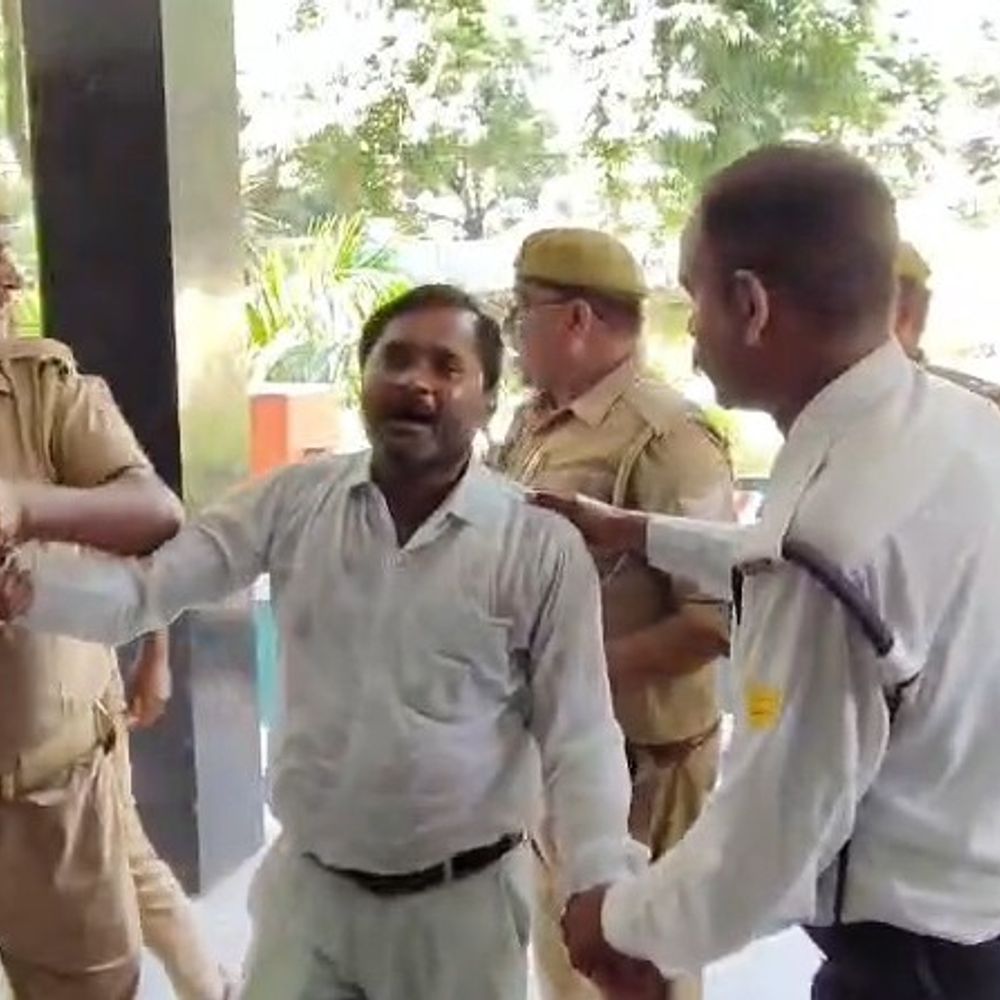 कलेक्ट्रेट में युवक ने पेट्रोल डालकर आग लगाने की कोशिश:जमीन विवाद में पुलिस ने बचाया, अधिकारियों पर सुनवाई न करने का आरोप