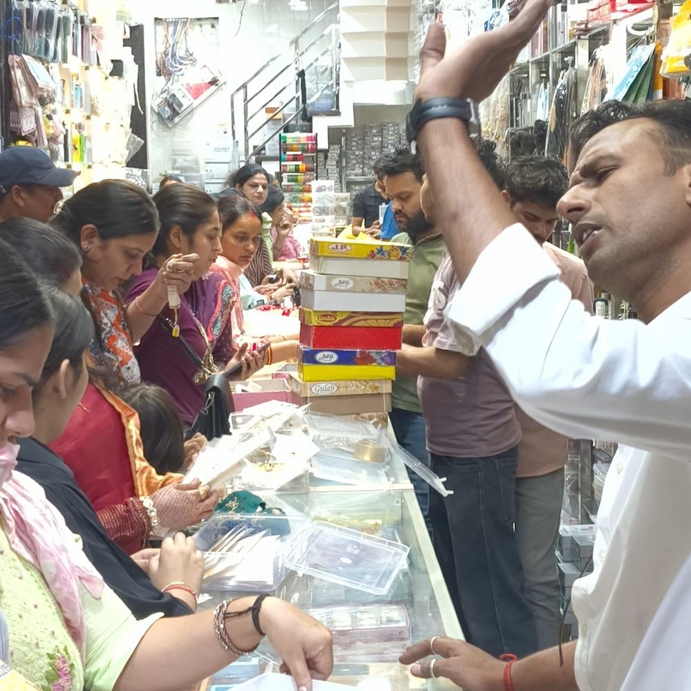 करवा चौथ पर शामली के बाजारों में महिलाओं की भीड़:करवे, चूड़ियों के साथ ब्यूटी पार्लर में फेशियल-मेहंदी की बढ़ी मांग