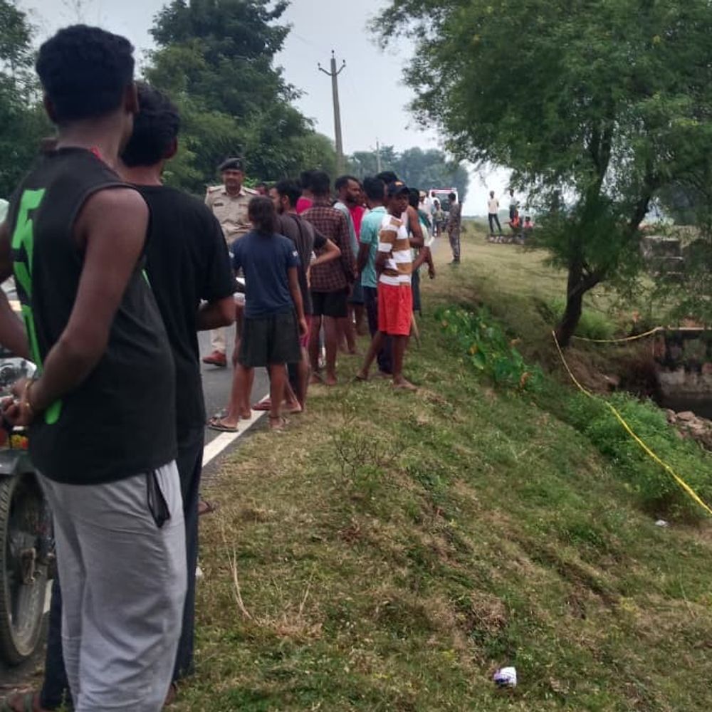 बांका की नहर में मिले शव के 2 सड़े-गले टुकड़े:मानव या जानवर की पुष्टि नहीं, फॉरेंसिक टीम ने जांच की