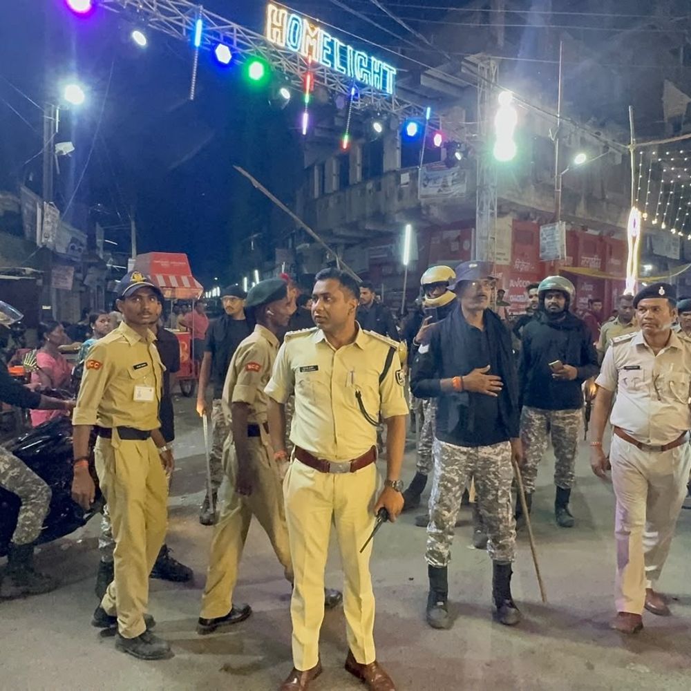 नवादा में जुलूस के दौरान 7 हुड़दंग करने वाले डिटेन:DJ बजाने पर पुलिस सख्त, SDPO हुलास कुमार ने स्पेशल फोर्स के साथ शहर में किया निरीक्षण