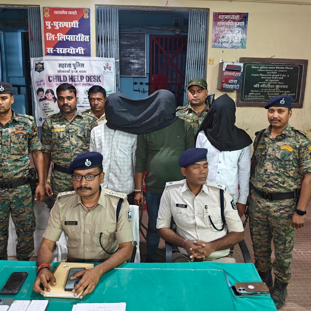 सोनवर्षा में 2,337.84 लीटर शराब के साथ तीन तस्कर गिरफ्तार:हाईवा-कार में छिपाकर लाई जा रही थी खेप , 261 कार्टन शराब-तीन मोबाइल बरामद