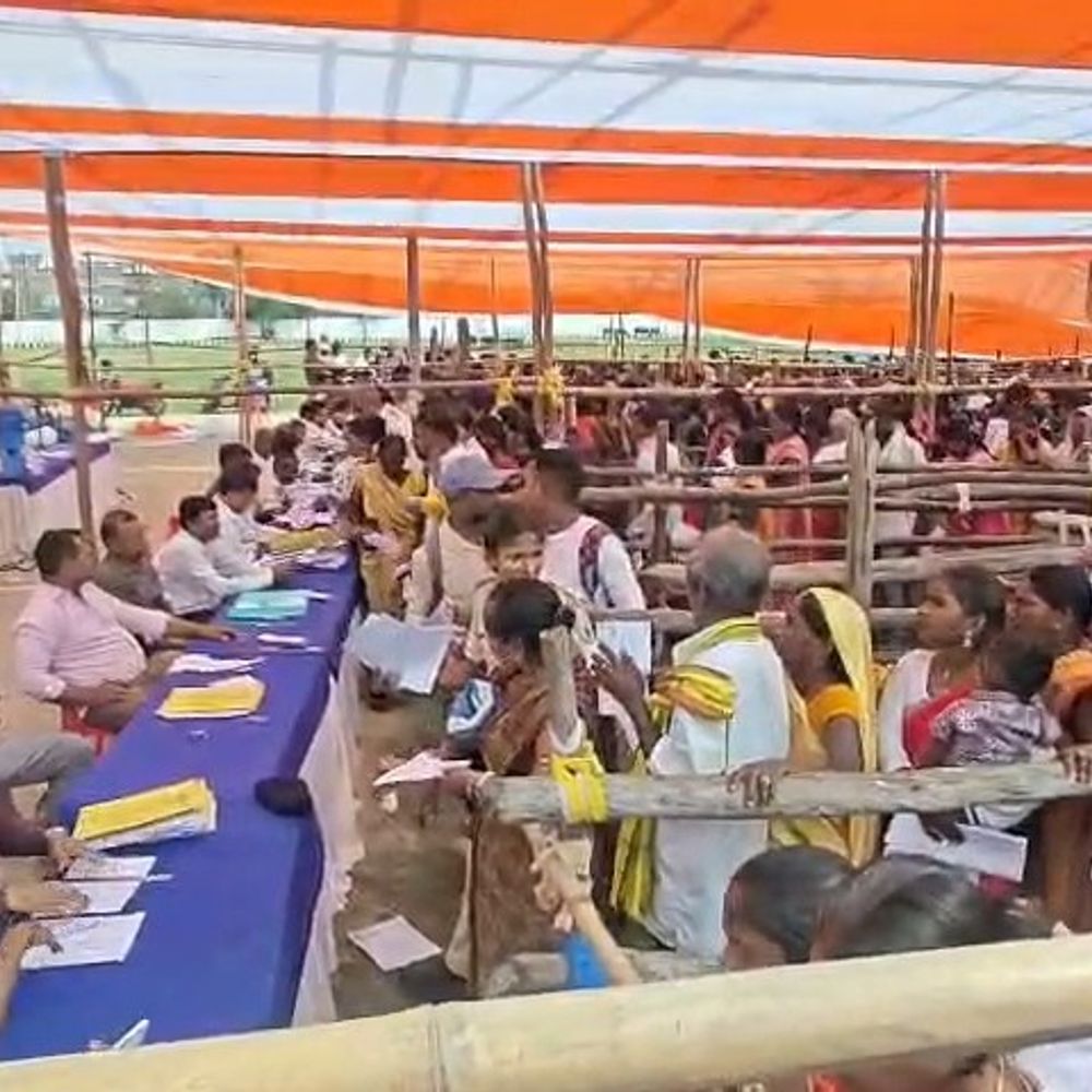 नवादा में 3 डिसमिल जमीन के लिए भीड़:हरिश्चंद्र स्टेडियम में DM रवि प्रकाश ने काउंटरों का इंस्पेक्शन कर दिए सुविधा के निर्देश